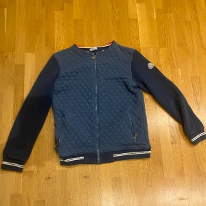 Moncler cardigan  - En moncler cardigan i storlek medium. Helt okej skick säljs för den inte kommer till någon användning för mig 