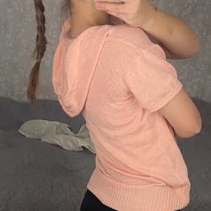 Rosa stickad tröja med luva  - Jätte fin Rosa stickad tröja med luva. Man kan reglera hur stor luvan ska vara med snörena där framme. Väldigt bra skick! 💗