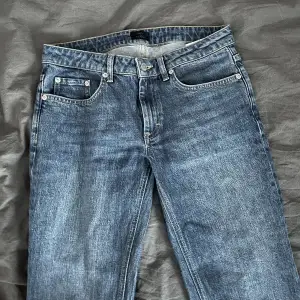 Hej jag säljer mina low waist straight jeans med en liten slits från Nelly!!! Jag andvänder aldig eftersom att jag har personligen ibte tycker att jag passa i färgen . Storleken är 36 EU. Jag är 167 och de är på gränsen till förlånga . Nu pris 499kr💓💓