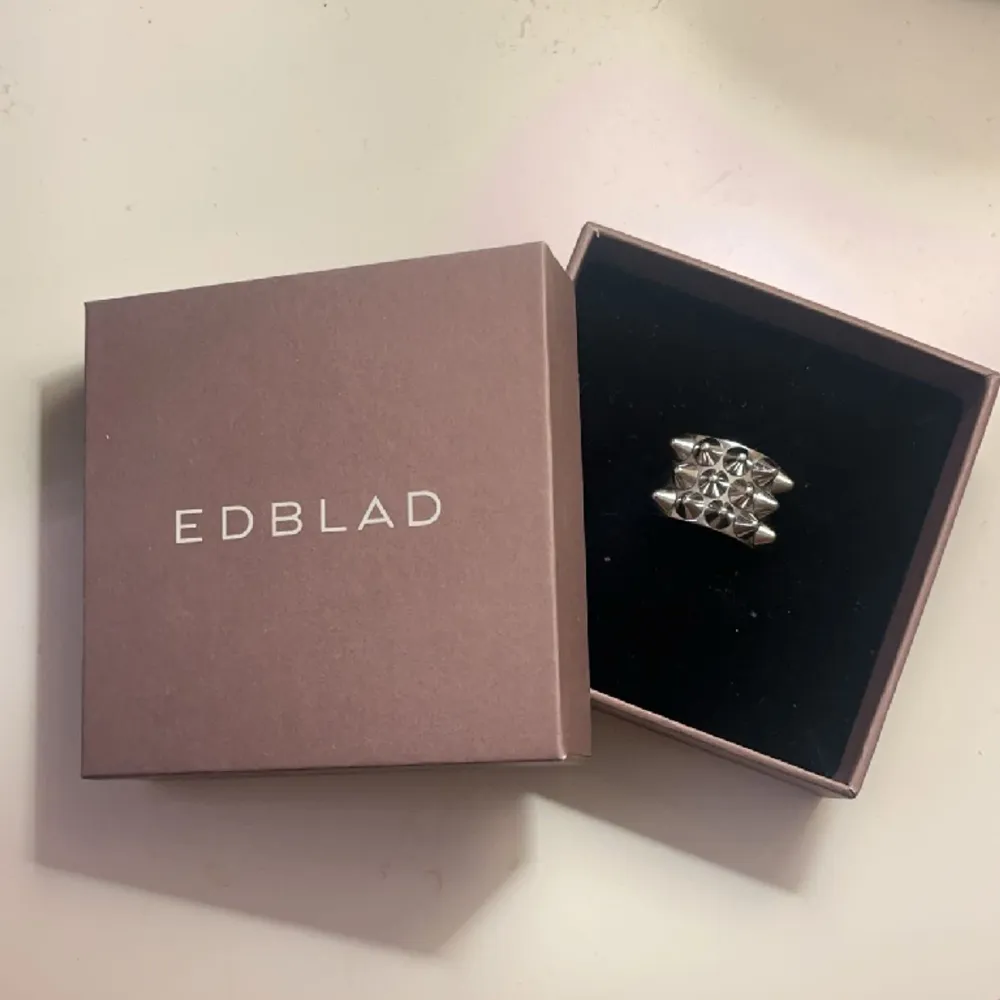 Säljer denna trendiga ring ifrån Edblad i sliver, då jag har bytt till guld och får inte användning av silver smycken. Den är 17,50 mm. Den är tvättad🩷 Hör av dig om du har funderingar. Ring och kartong ingår❤️‍🔥. Accessoarer.