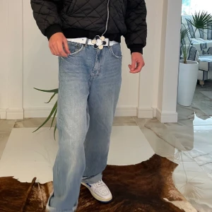 Zara jeans - Tjena säljer ett par zara jeans. Skick 8/10 De ska se trasiga ut vid fötterna. De har storlek W30. Vid frågor och funderingar så är det såklart bara till att skriva PM😉