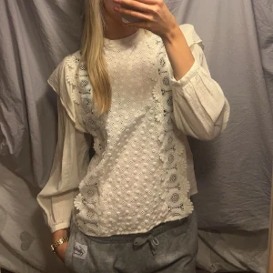 Blus - Säljer denna så gulliga blusen ifrån MANGO💓 Den är använd ett fåtal gånger och säljer då den inte kommer till användning. Är i stl M passar s/m. Hör av dig om du har några frågor❤️‍🔥