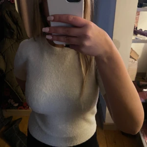 Kortärmad sticka t-shirt - Fin stickad tröja från H&M köptes för 179kr och är i stl XS. Nopprar väldigt fort så säljer för 50kr