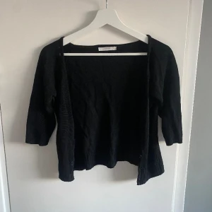 trekvartsärmad kofta - superfin och trendig trekvartsärmad kofta från märket clothes tror jag (det står på lappen)💘 