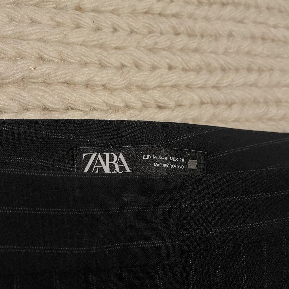 Vida kostymbyxor från Zara. Marinblå med vita ränder. Använda 1-2ggr✨. Jeans & Byxor.
