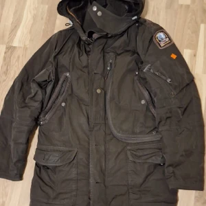 Parajumper jacka  - Bra sick  Köpt för något år sedan för 13k Använd några gånger. 