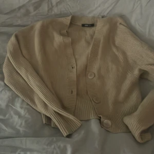 Kofta - Mycket fin stickad kofta från Gina tricot