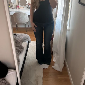 lågmidjade jeans  - Mid/låg jeans! står ingen storlek men jag skulle säga m💕säljer då dem inte används! Hör av dig vid frågor💕Pris kan diskuteras 