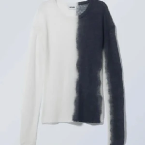 COOL TRÖJA - KAN BYTA MOT MOT ANNAN STORLEK. Säljer denna skit snygga tröja! Storlek M men är små i storleken! Nyskick! NYPRIS 450, kan gå ner i pris, SKRIV INNAN NI KÖPER