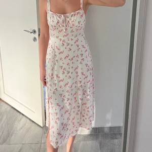 Klänning - Sommarklänning från SHEIN. Aldrig använd men tyvärr ingen prislapp kvar. Jag är 177 och den är strl 38/M. Perfekt till midsommar🌸
