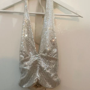 Topp - Fest topp från Gina tricot, aldrig använd, väldigt fint skick. Storleken är xxs men funkar mig så är xs-s. 