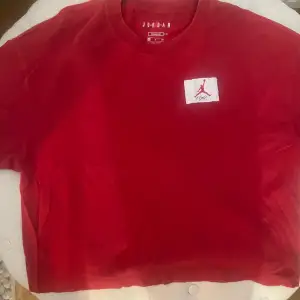 Fin t-shirt från Jordan, knappt använd. Den är overzised i storleken.