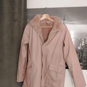 Rosa regnjacka - Här är en några år gammal regnjacka, men fortfarande i hyfsat bra skick. Den är från Lindex och kostade originellt 499kr.