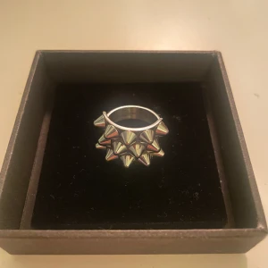 Edblad Peak ring - Säljer min Edblad ring som är köpt i somras, den är använd men visar inga tecken på användning☺️ Nypris: 400 kr🤍
