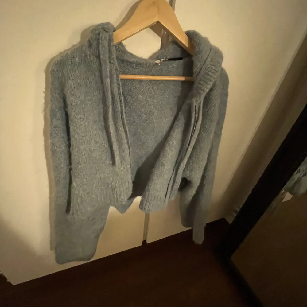 Säljer min as snygga stickade zara zip up hoodie 🥰🥰 säljer då den är för stor och har inget behov av att ha kvar den. 💓💓😽 . Stickat.