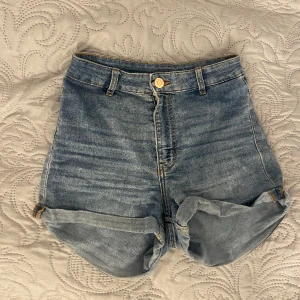 Jeansshorts ifrån hm divided  - Blåa jeansshorts ifrån hm divided. Säljer då dom inte används. Skulle säga dom är högmidjade med inte jätte mycket. Ganska Stretchigt material 💗