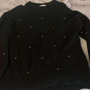 Stickad tröja - Stickad tröja med detaljer! Från H&M i stl XS💞 nopprig