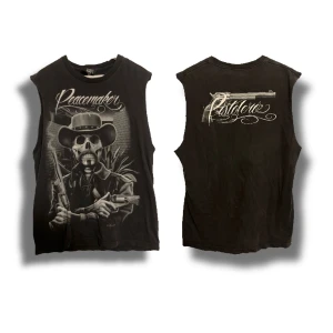 Cool döskalle linne - En cool oversized linne med tryck.  Aldrig använd.  Ny pris: runt 130kr.  Om ni undrar något, vill ha mer bilder/bilder på, prisförslag eller vad som tveka inte att höra av er