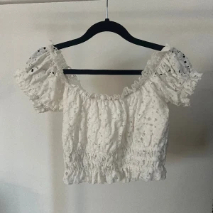 Spetstopp - Crop-top i spets. 