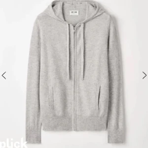 Softgoat tröja  - Soft goat sip i ljusgrå som inte säljs längre. Jätte snygg och väldigt smått använd så väldigt bra skick🥰 Skriv för fler bilder på materialet! 