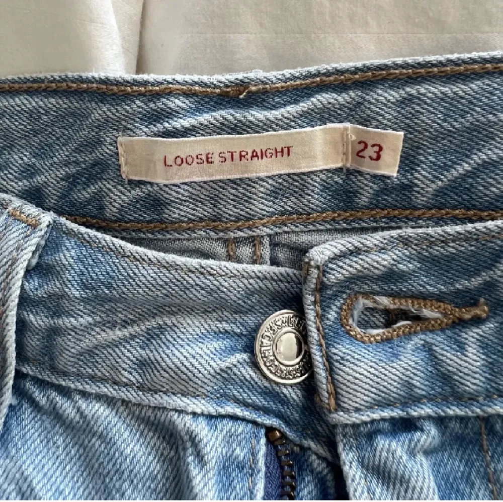 Så fina Levis jeans! Knappt använda och i ett super bra skick🤍(frakt tillkommer). Jeans & Byxor.