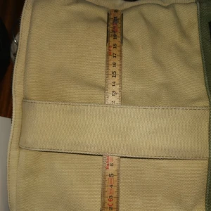 Väska, fodral - Tjockt bomullstyg / smärting blixtlås fodrad. 30x25 cm beige och grön 