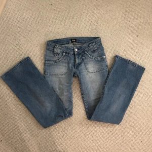 Lågmidjade bootcut jeans - Super snygga men tyvärr för korta för mig Midjemått: 77cm Innerbenslängd: 78cm