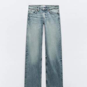 Zara jeans i modellen ”raka jeans trf med låg midja” i stl 32. Säljer då de är för långa för mig och därför aldrig har kommit till användning!💞