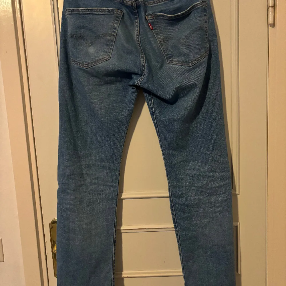 Säljer mina levis 501 jeans storlek 31 32  Ny pris 1099 mitt pris 500kr Tveka inte om du har någon fråga kring jeansen . Jeans & Byxor.
