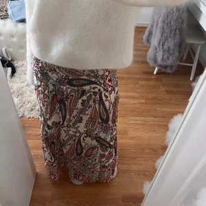 Lågmidjad Långkjol - Säljer min lågmidjade Långkjol som tyvärr inte kommer till användning då det ej är min stil☺️☺️👯‍♀️💕