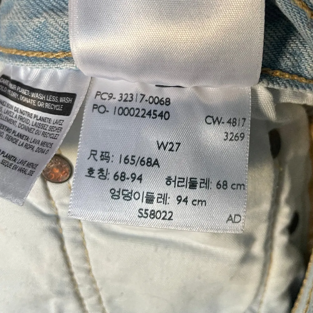 Säljer nu mina älskade Levis shorts💖Dom är i fint skick och passar perfekt på en som bär storlek S eller 36 i jeans!! Köpta för 600kr och säljer för 300kr🤍. Shorts.
