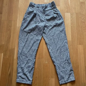 Byxor - Elastisk i midjan, aldrig använda, snygg detalj vid fickorna (tredje bilden), väldigt bekväma, bomull