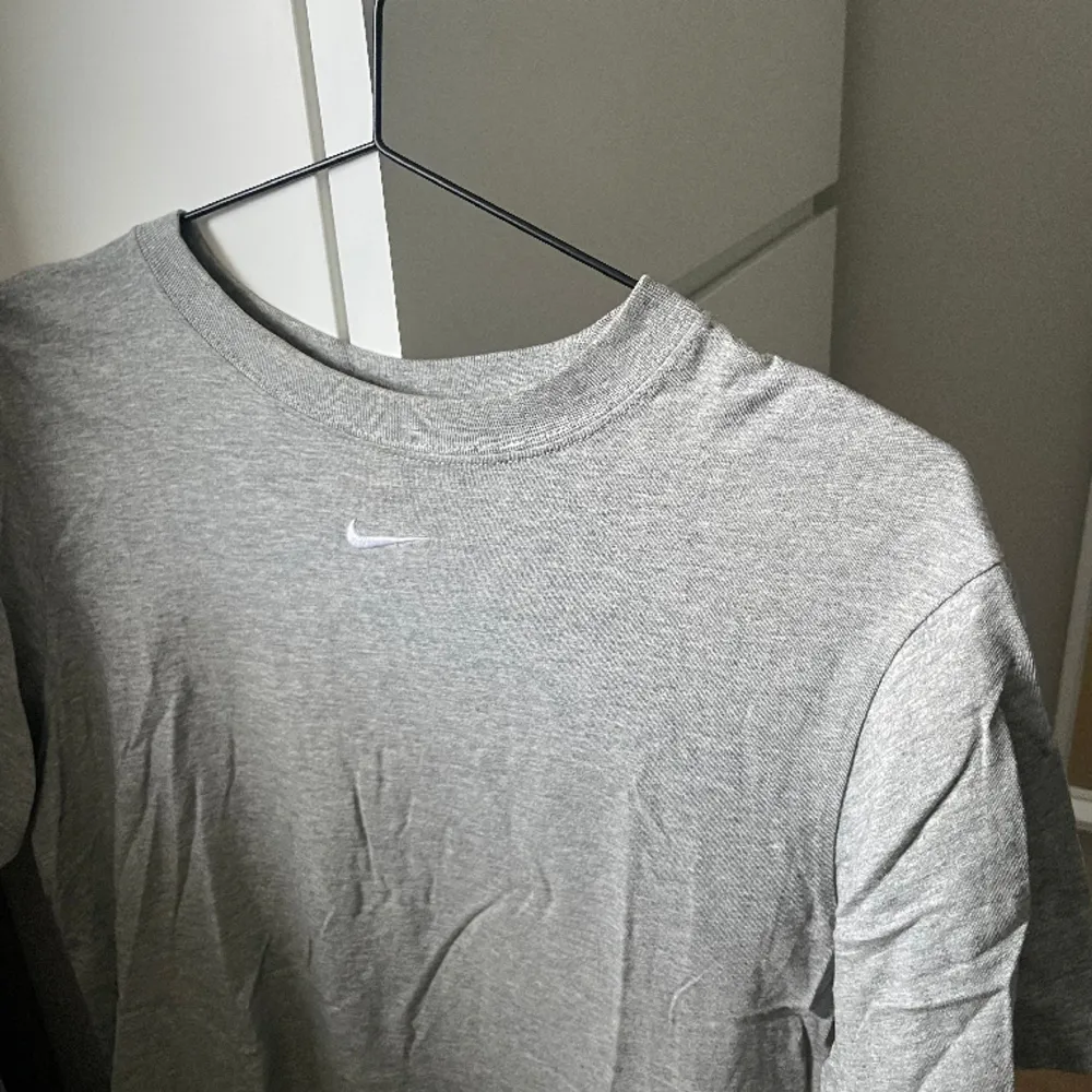Säljer min t shirt från Nike. Den är oversized och i storlek S. Funkar även för M om den ska sitta lite tajtare🩶Köpt för 499kr på Zalando och säljer för 199kr!!. T-shirts.