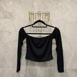 Tight off the shoulder top - Knappt använd 