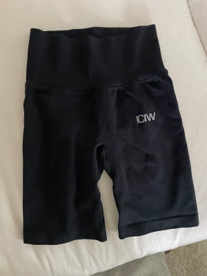 ICANIWILL bikershorts scrunch  - Biker shorts med scrunch från iciw, använda 2-3 gånger! Perfekt att träna i eller ha på promenad! 