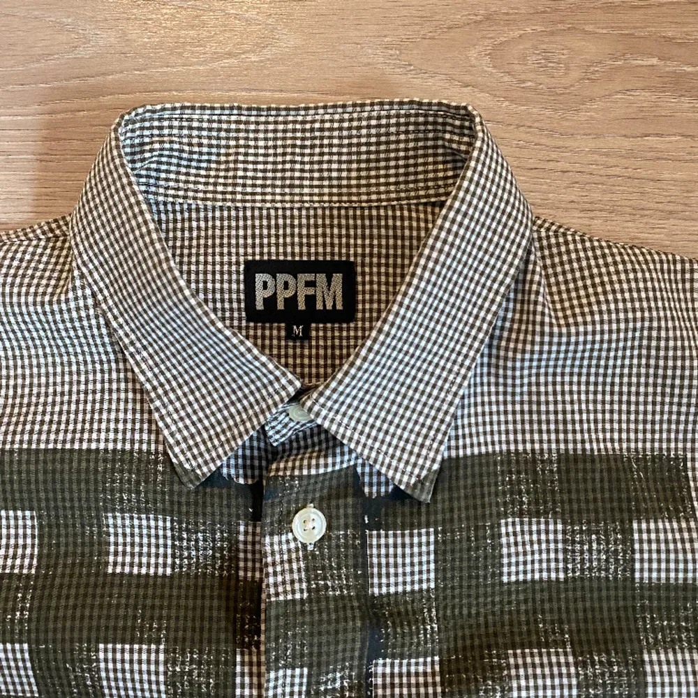 Kortärmad vintage skjorta från PPFM. Passar S/M! . Skjortor.