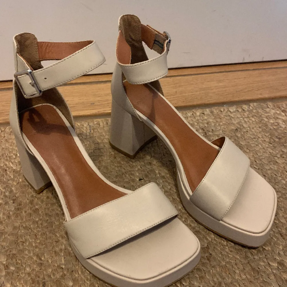 Vagabond heels worn once, so in great condition. 🩷 size 37. . Skor.