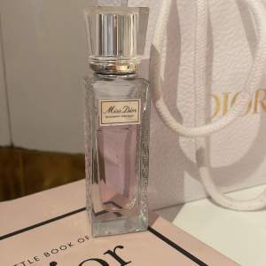 Säljer denna miss dior perfume för att jag använder en annan perfume💘💘, som sagt så är den lite använd. Nypris:560kr