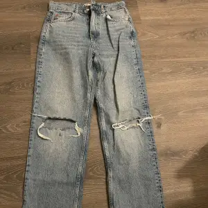 90s high waist jeans från Ginatricot. Storlek 36 knappt använda, skriv om du har funderingar:)