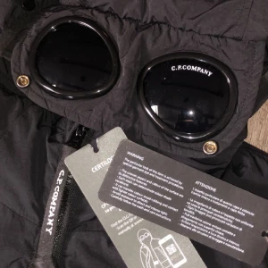 Cp Company jacka - En cp company jacka i väldigt bra skick Jackan är vattentålig och funkar även på vintern  Retail 6000kr Jag säljer för 1800 kr