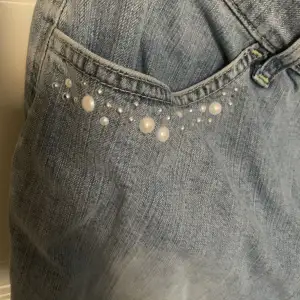 Superfina jeans med pärldetaljer i fint skick! Storlek 46