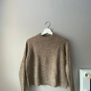 Brun beige stickad tröja - Brun beige aldrig använd och nypris kring 200-300 och säljer för 150