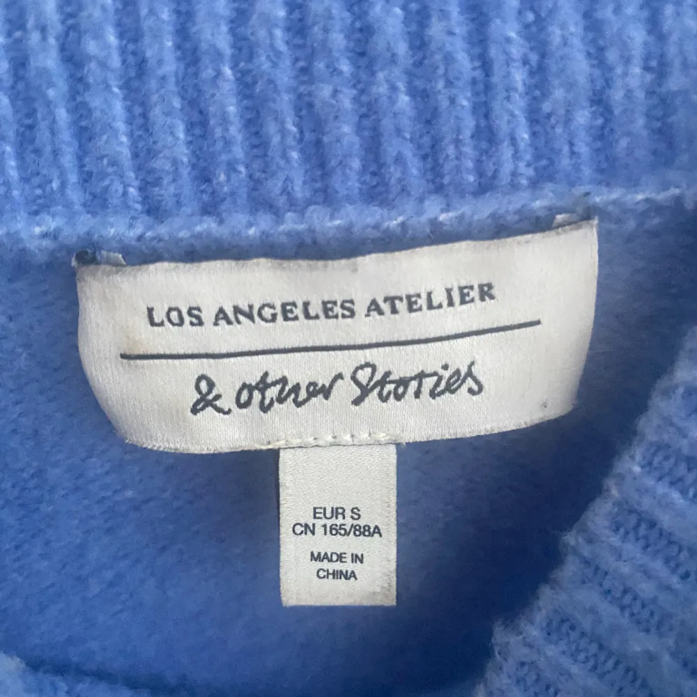 Säljer denna stickade tröja från & other stories då den inte kommer till användning längre. OBS den lånade bilden är inte samma färg som tröjan! Nypris= 490 kr skriv om funderingar och pris är diskuterbart💕 . Tröjor & Koftor.