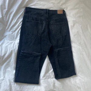 Weekday jeans - Tape - Jeans från weekday i modellen tape. Sitter en aning baggy, skulle säga att de är på gränsen mellan straightleg och baggy. Inga skador eller fläckar så vitt jag kan se. De har annars en skön wear’n’tear. Ställ gärna frågor! 💬