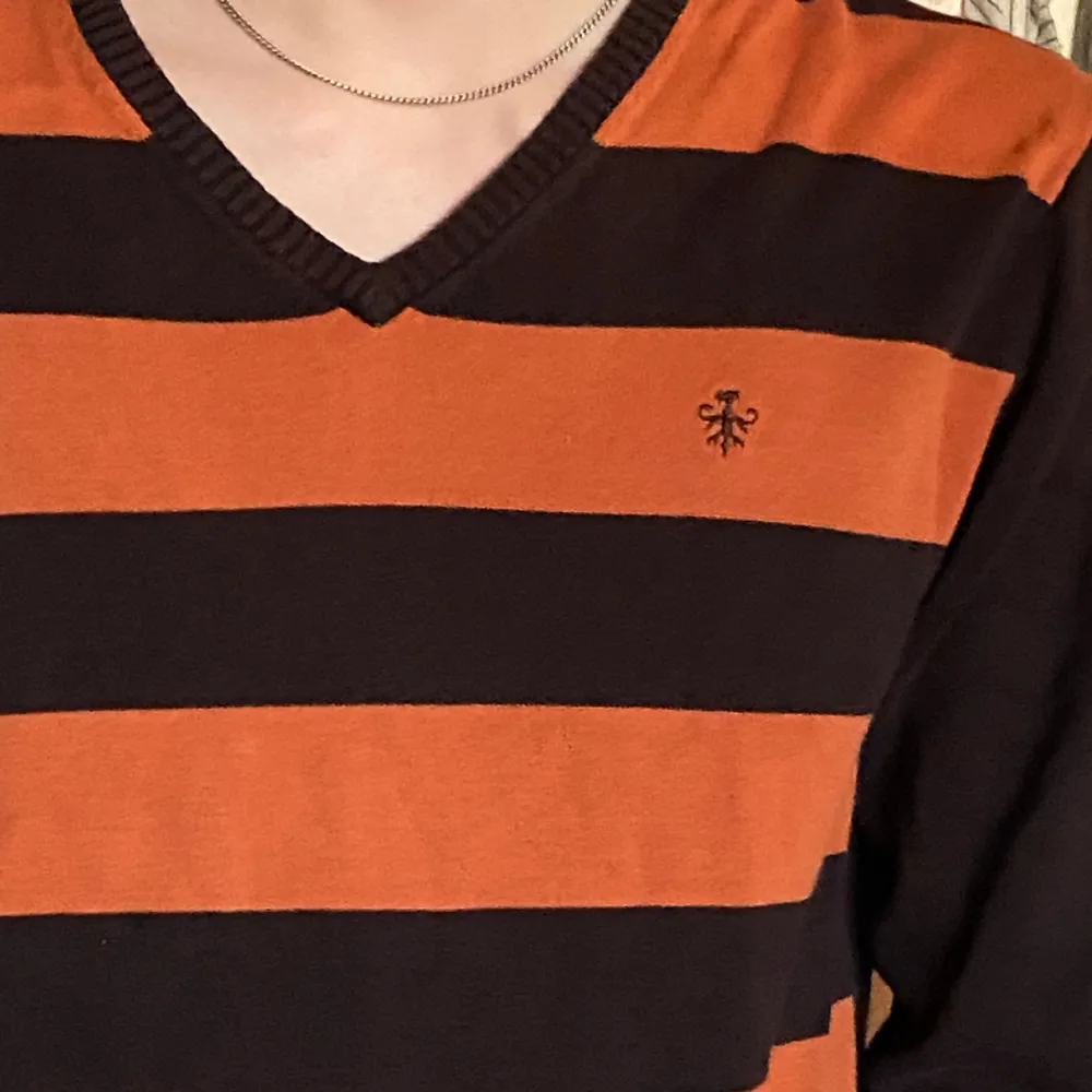 Fin orange och brun randig tröja med fin passform. Passar till unisex. Tröjor & Koftor.