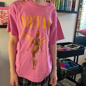 En lite overzised T-shirt från divided🫶🏻 Den är lite lila/rosa i färgen💕