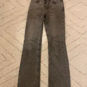 Säljer mina gråa midwaist straight jeans som jag köpte från Gina Tricot! De är i storlek 34 och i fint skick förutom lite slitage längst nere på byxan, men inget som man märker av! Köpt för cirka 500kr och säljer för 340kr🔥💓