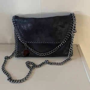 Axelremsväska  - Väska från fyndiq, används inte längre, bra skick Köpt för 340 kr  Längd: 29 cm Höjd: 19 cm