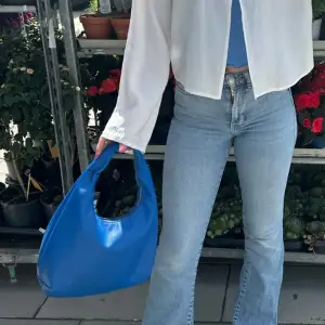 Blå väska ifrån Vero Moda ✨ älskar men har för många väskor! Vero Modas märke Peices 