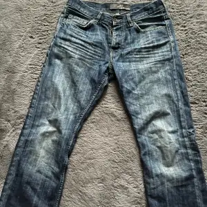 ett par lite mer baggy jeans ifrån L.O.G.G som jag älskat så mycket! Då den varit lite långa på mig (är 167) har den slitits lite längst ner som ni ser på bilden. Men det är inget man tänker på. Storleken är 32/34, men skulle personligen säga S/M.